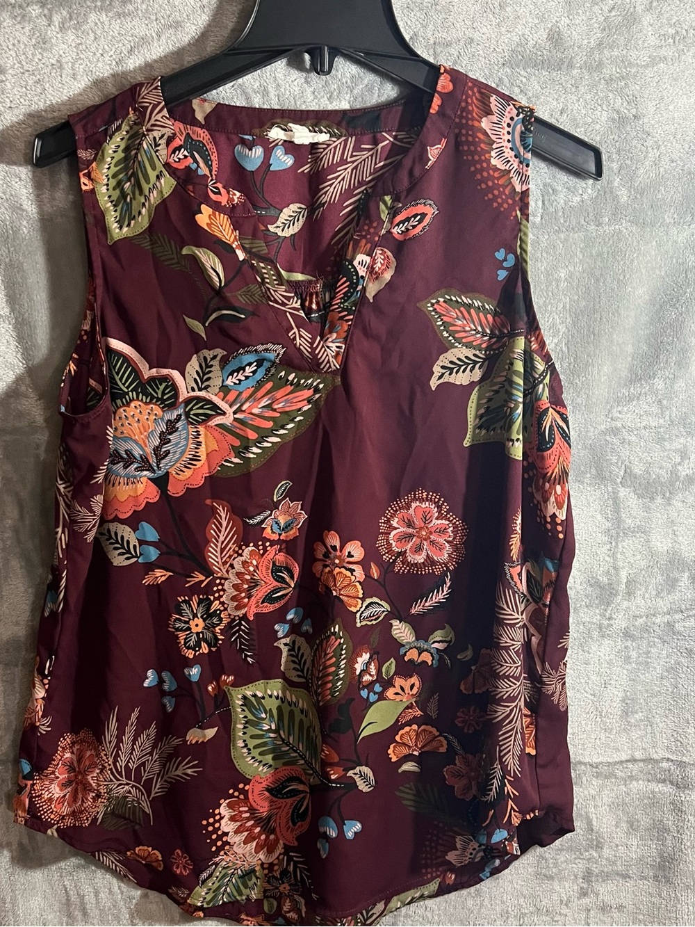 Sleeveless Floral V-Neck Top in Burgundy
